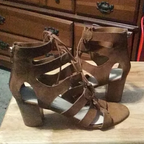 Marc Fisher brown suede 2in lace up heels. - Picture 5 of 5